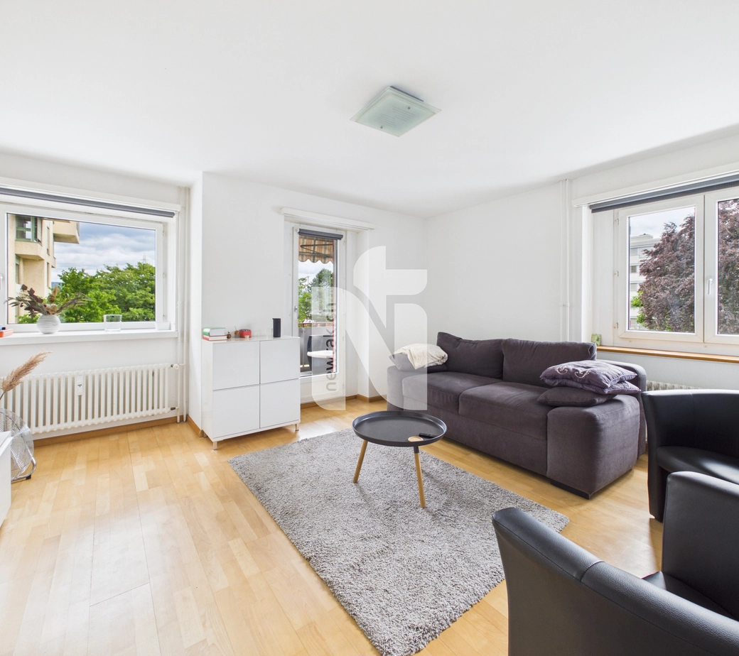 Grosszügig und lichtdurchflutet: 4.5-Zimmer-Wohnung mit Sauna, Balkon und Tiefgaragenplatz