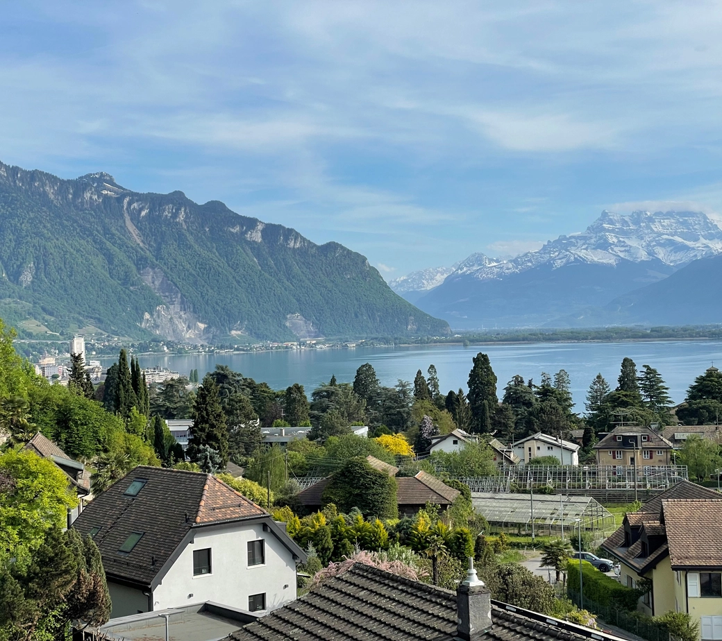 CHARMANT APPARTEMENT DE 3,5 PIECES LOUE AVEC UNE VUE PANORAMIQUE IMPRENABLE SUR LE LAC ET LES ALPES