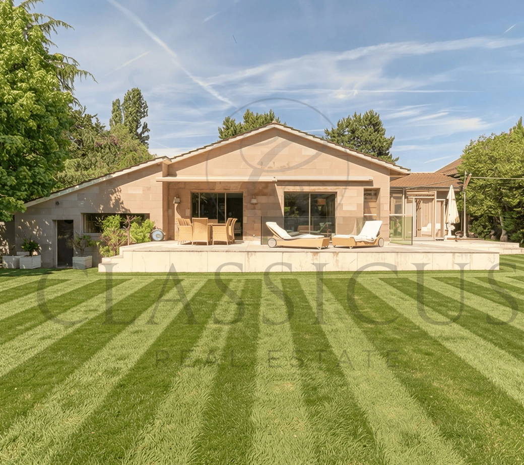 Une maison de famille rare avec jardin, bassin de nage et env. 440 m² utiles