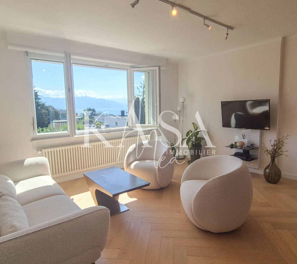 Appartement rénové en attique, vue lac