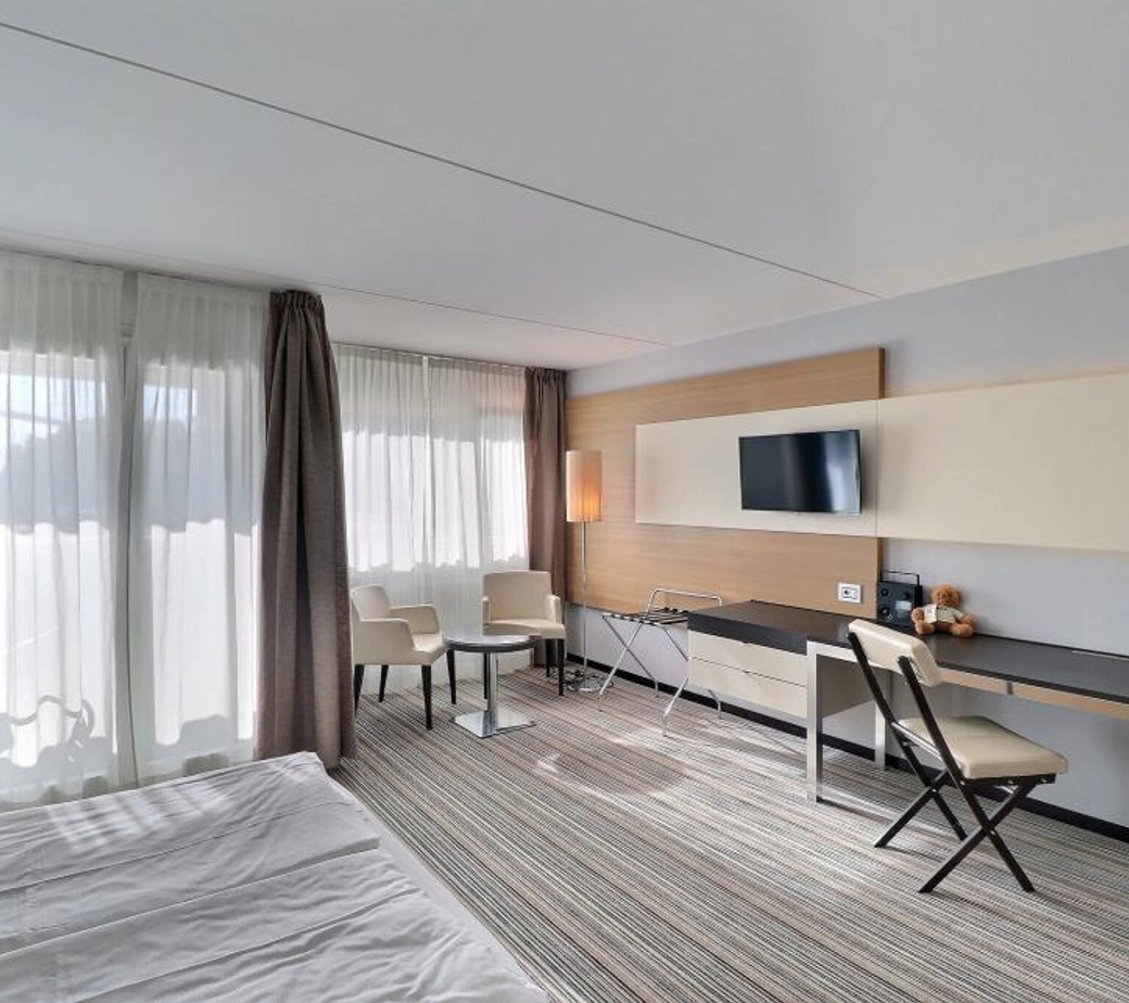 GRANDE CHAMBRE MEUBLEE DANS L'HOTEL MONA