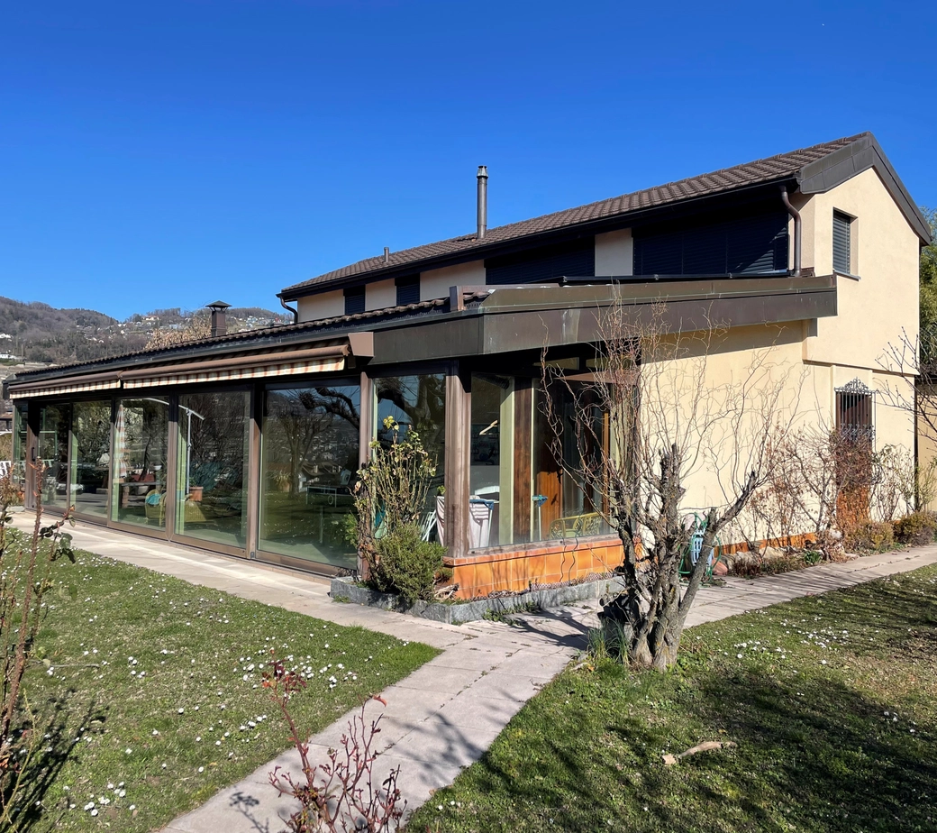 Jolie maison individuelle de 8 pièces composée de 2 logements dans un quartier résidentiel calme avec une superbe vue sur le lac et les montagnes