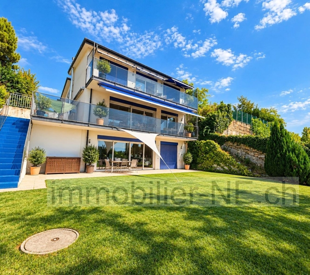 Propriété d’exception composée de deux villas avec piscine et vue sur le lac