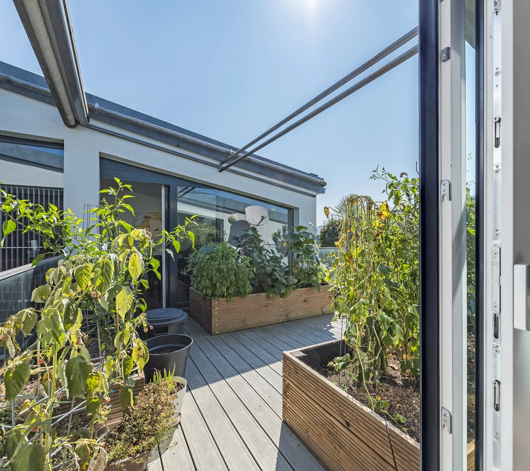 Dachwohnung mit moderne Architektur und sonniger Terrasse