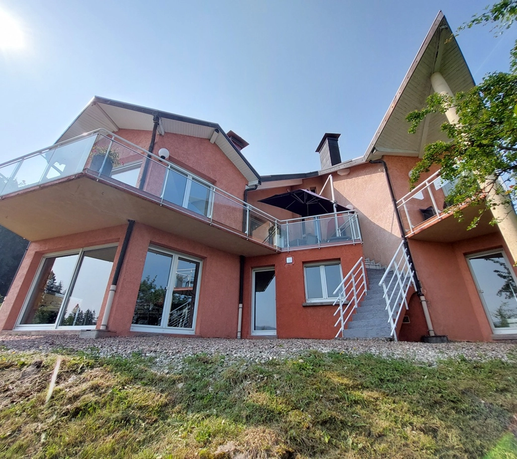 Spacieuse villa d'architecte avec vue panoramique sur le Doubs