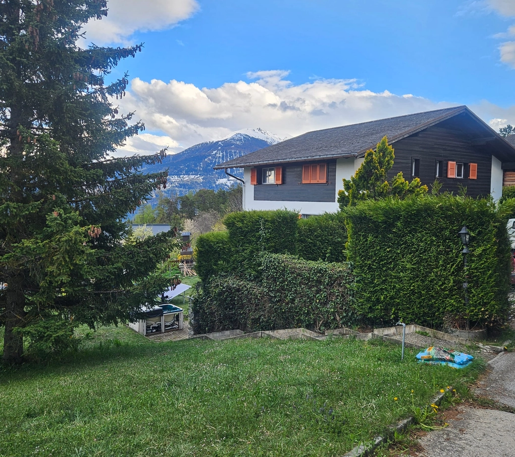 Maison individuelle divisée en 3 appartements à Montana Village