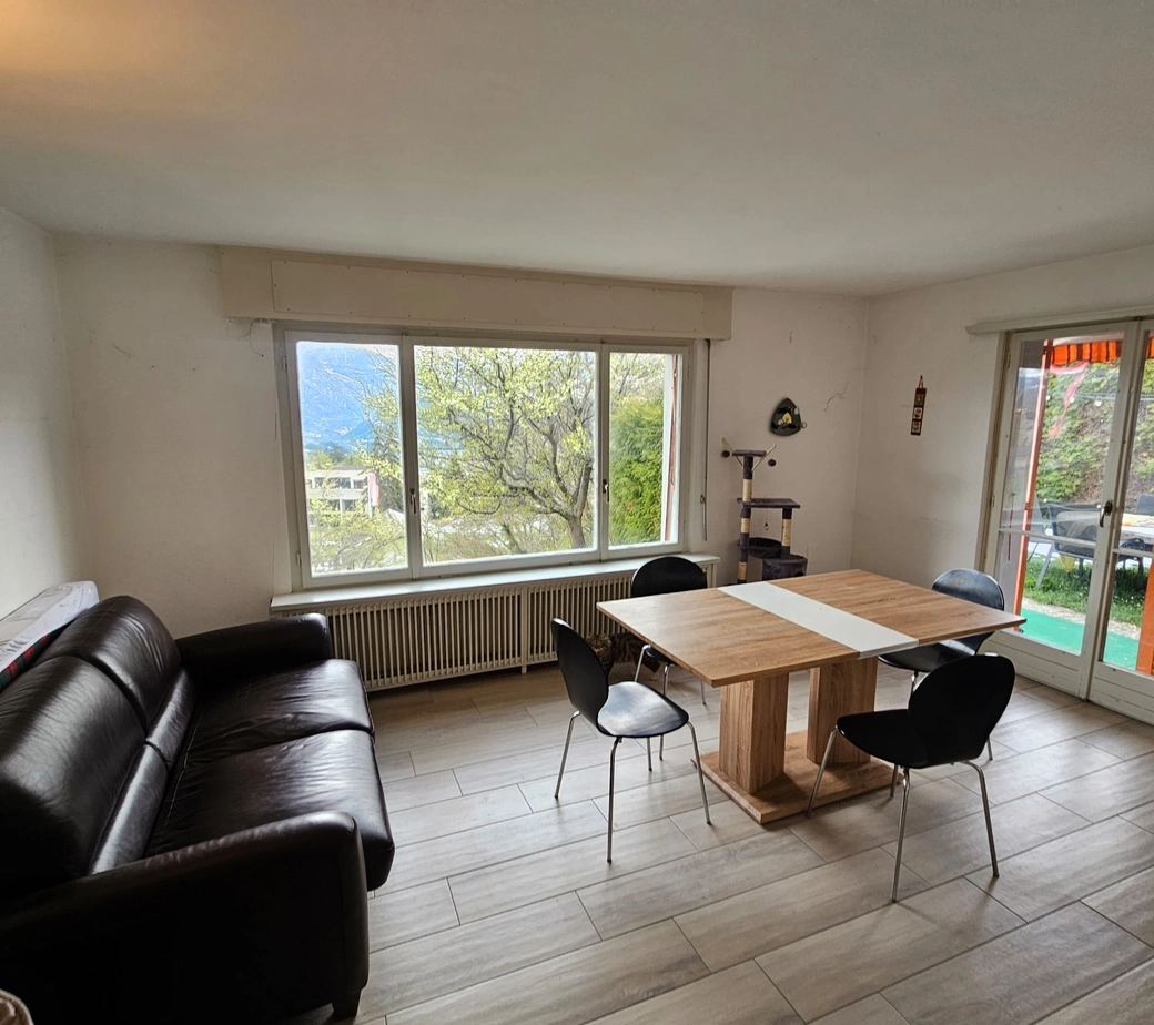 Maison individuelle divisée en 3 appartements à Montana Village