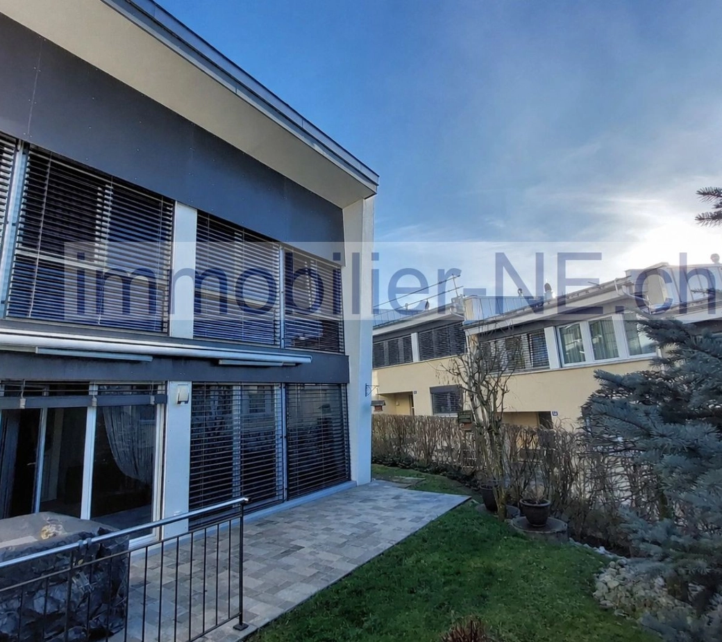 Villa contemporaine agrémentée d’un jardin privatif et d’une place de parc intérieure.