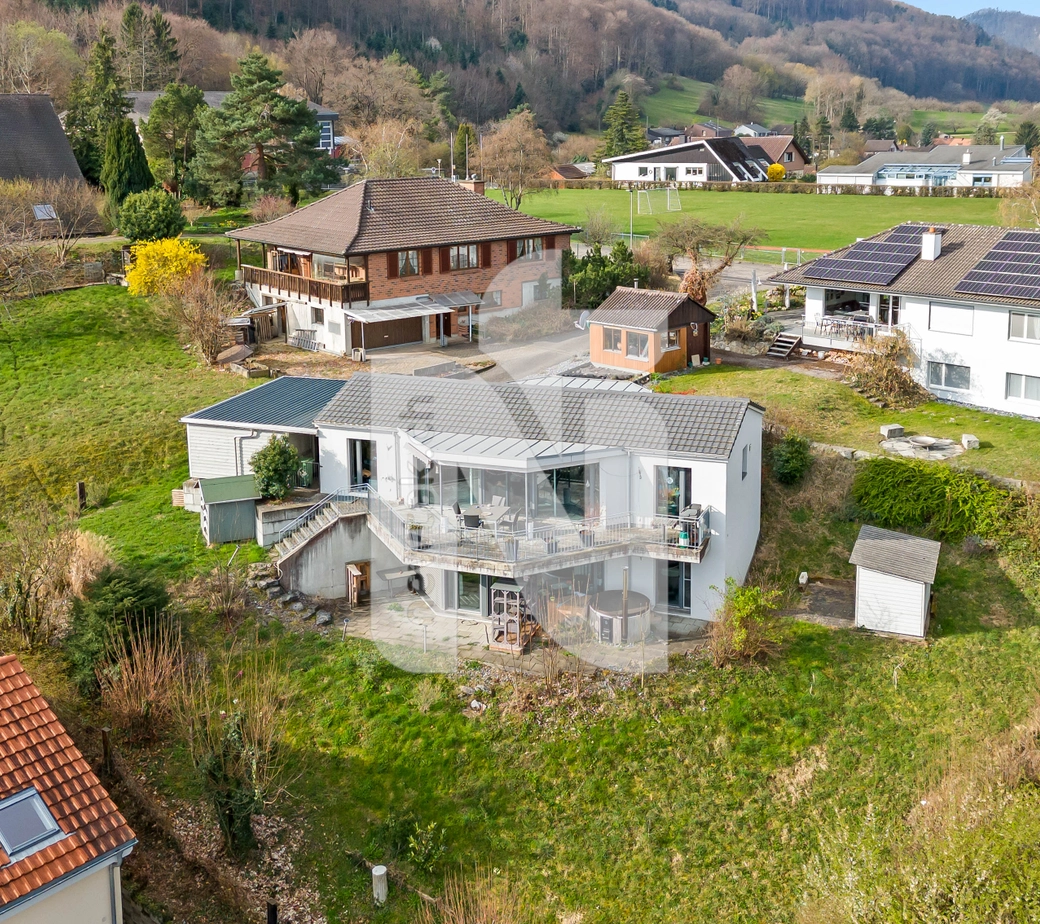 Freistehendes Einfamilienhaus mit Weitsicht, grossem Garten, Garagenbox und Carport