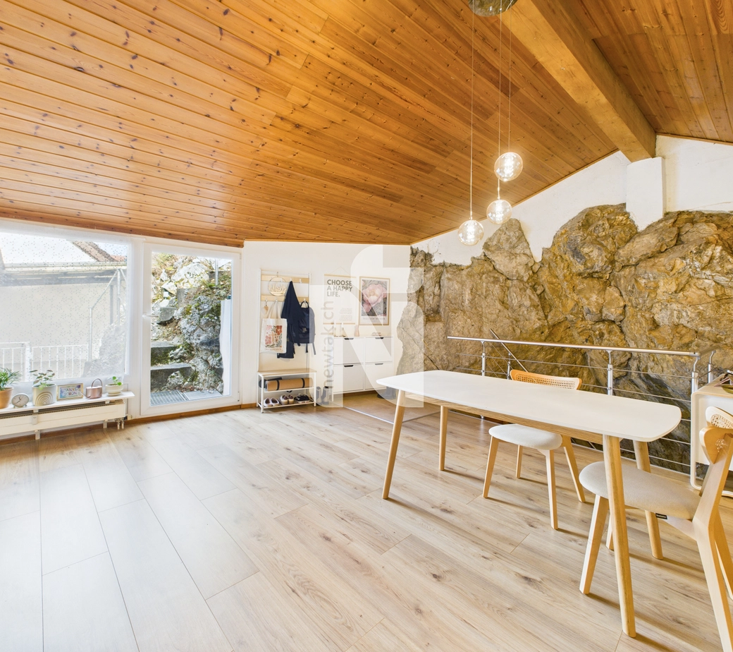 Charmante 2,5-Zimmer-Maisonette mit Terrasse, Ausblick und Naturfels