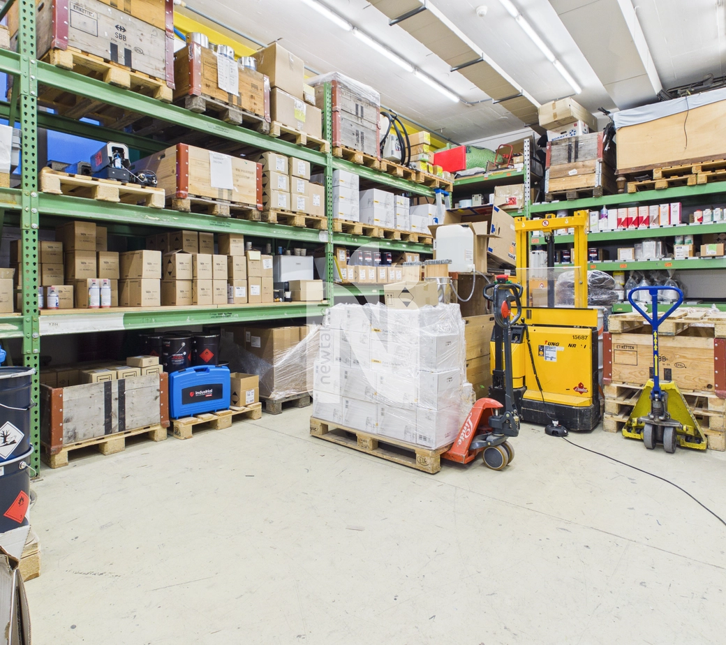 Lagerfläche 88 m² mit Schwerlast-Palettenregalen (Traglast 3000 kg)