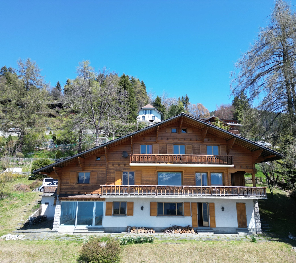 GRAND CHALET DE 9 PIECES AVEC UNE PISCINE DANS UN QUARTIER TRES CALME AVEC VUE PANORAMIQUE GRANDIOSE
