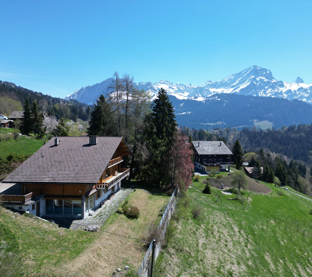 GRAND CHALET DE 9 PIECES AVEC UNE PISCINE DANS UN QUARTIER TRES CALME AVEC VUE PANORAMIQUE GRANDIOSE