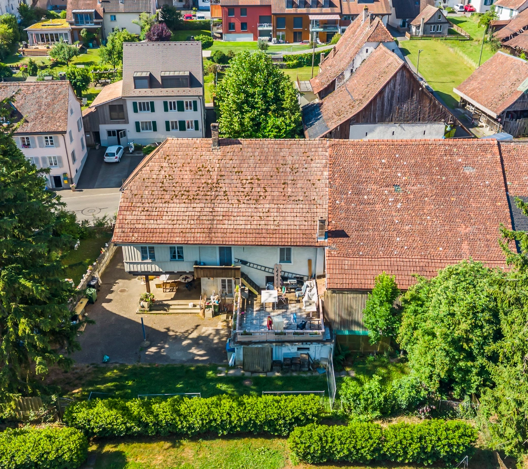 Charmantes Bauernhaus mit zwei separaten Wohnungen, grossem Garten, Terrasse und Renditepotenzial