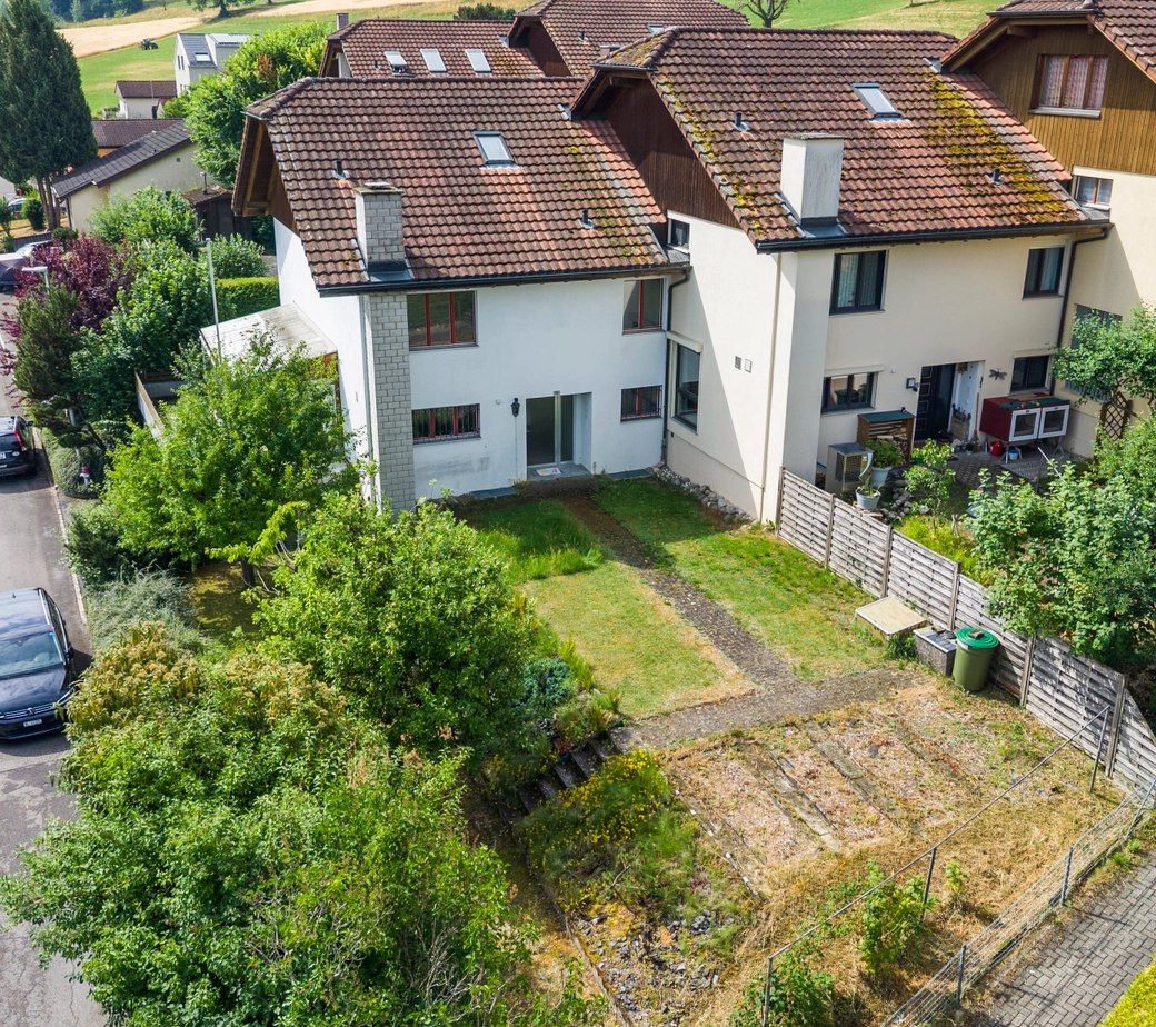 Familienfreundliches Reiheneckhaus mit zwei Gartenbereichen und schöner Weitsicht