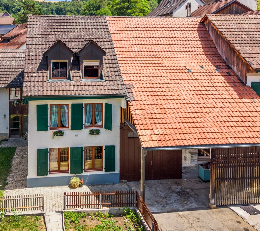 Dorf Idylle, Zentral, viel Potenzial und mit 2.5 Zimmer Einliegerwohnung (Generationenhaus)