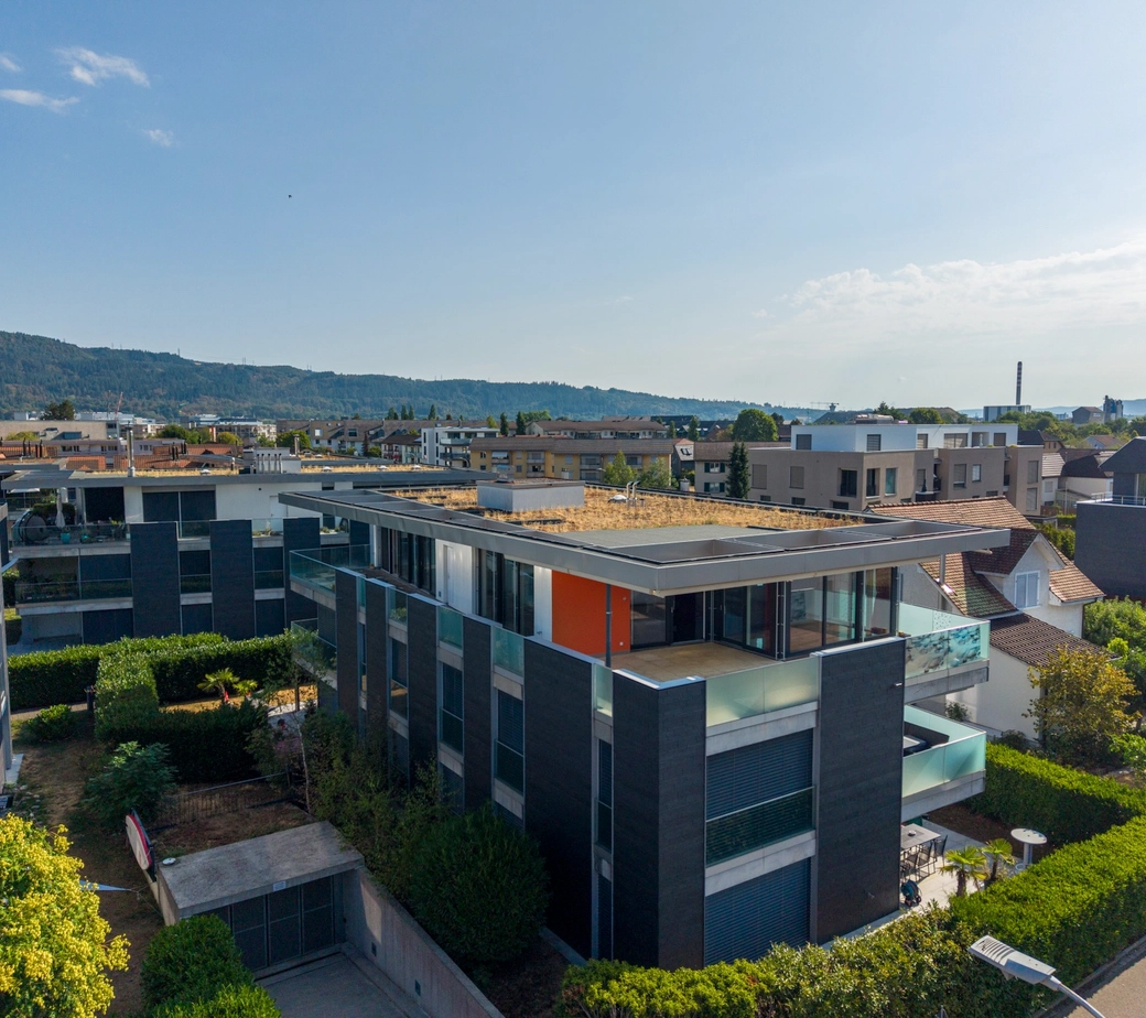 Exklusive Attikawohnung mit direktem Liftzugang, grosszügiger Terrasse, traumhafter Weitsicht und zwei Tiefgaragenplätzen