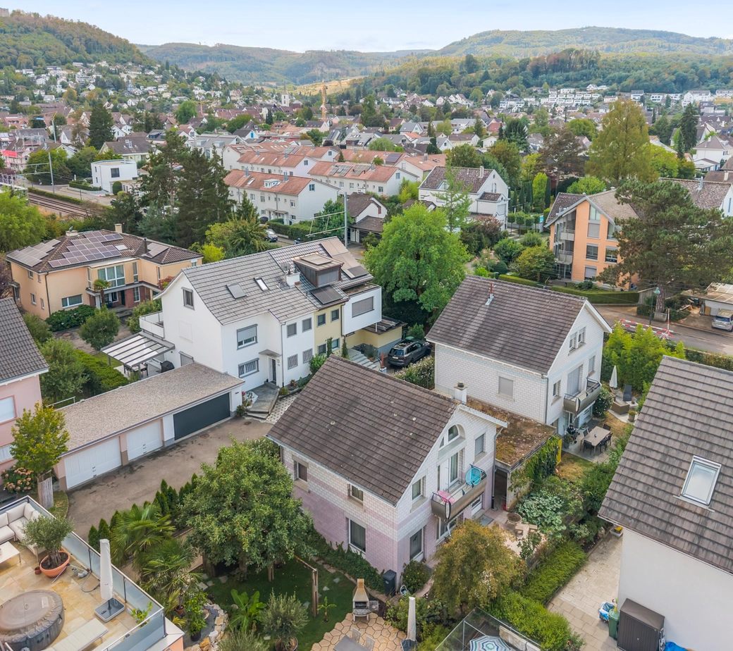 Lichtdurchflutetes Einfamilienhaus mit Gartensitzplatz an zentraler Lage in Muttenz