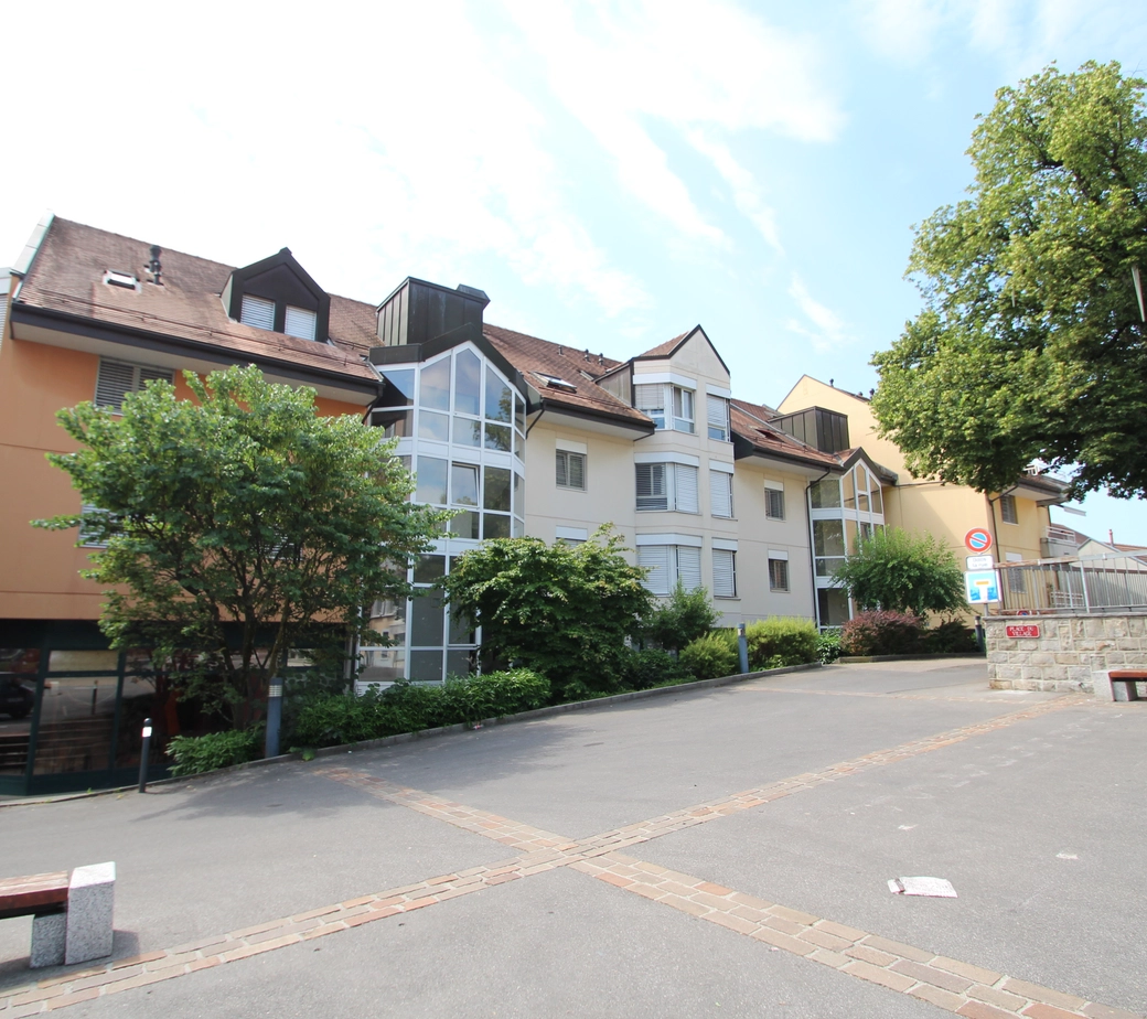 Local commercial avec vitrine au rez-de-chaussée