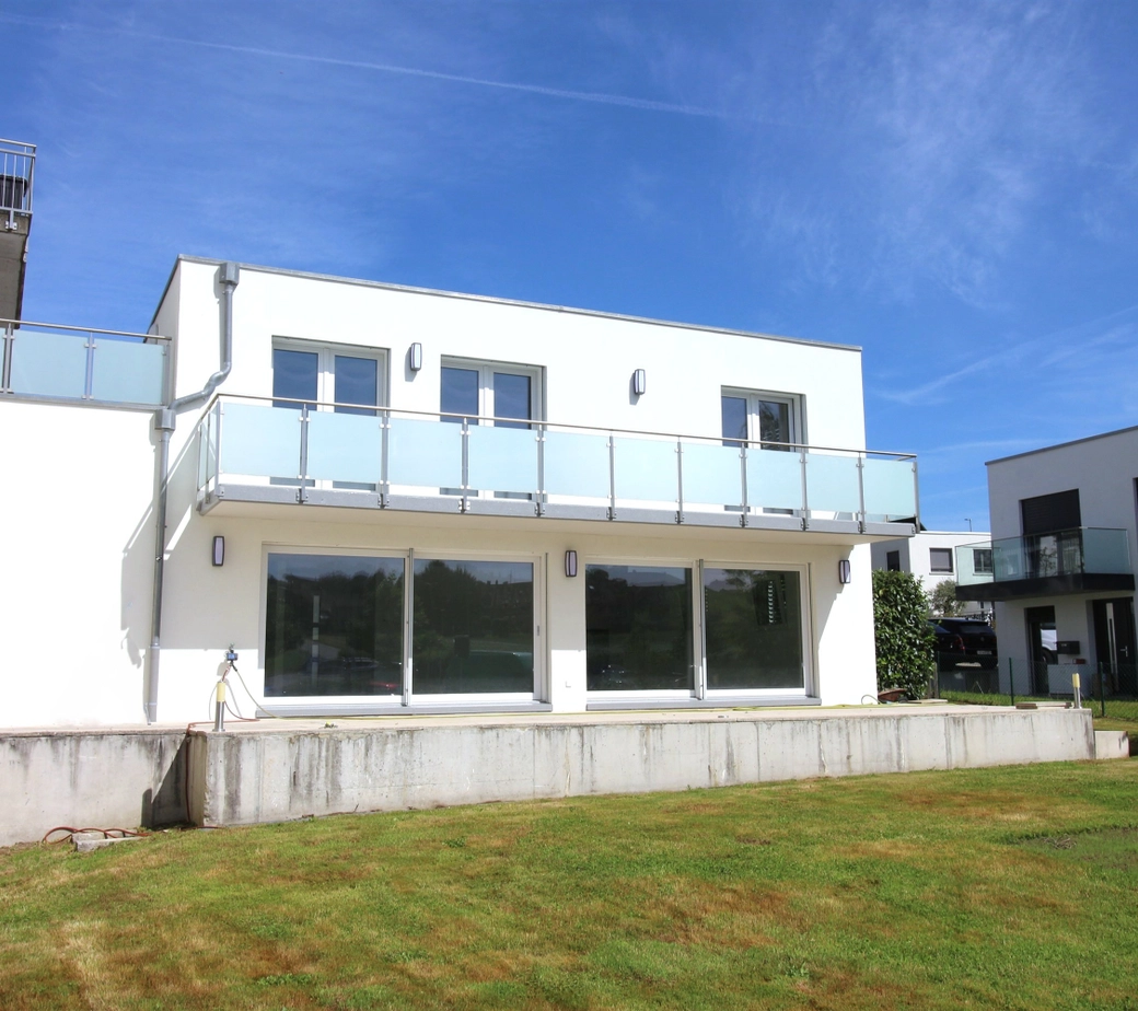 Villa moderne avec grande terrasse et jardin