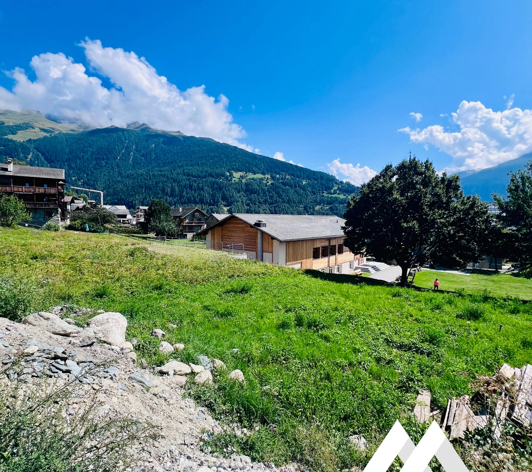 TERRAIN CONSTRUCTIBLE DE 533 M2 ! MASE (MONT-NOBLE)