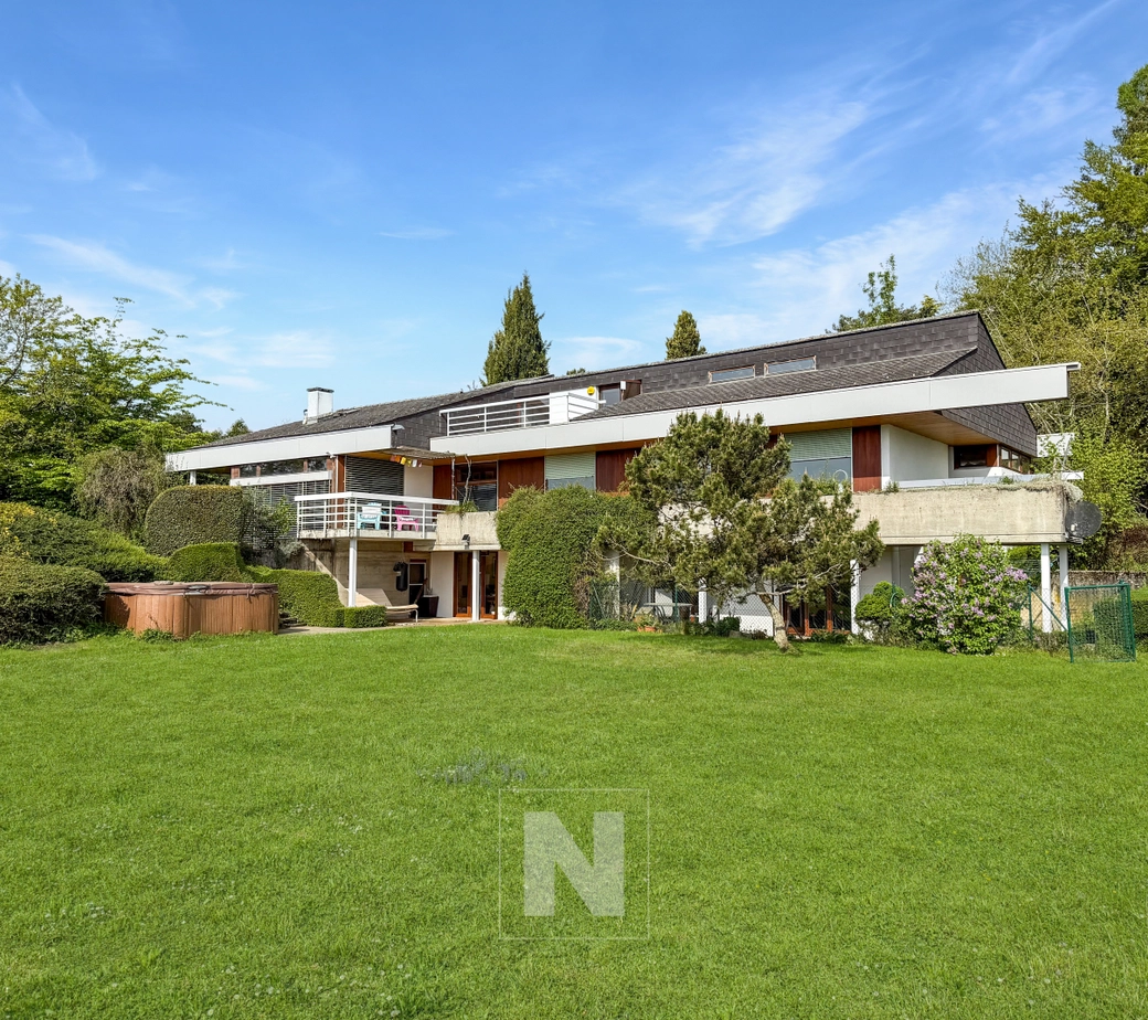 Villa individuelle 9 pièces, 248 m2 habitables sur une propriété de plus de 4'000 m2 avec magnifique vue sur le lac, les montagnes et le chateau de Vufflens