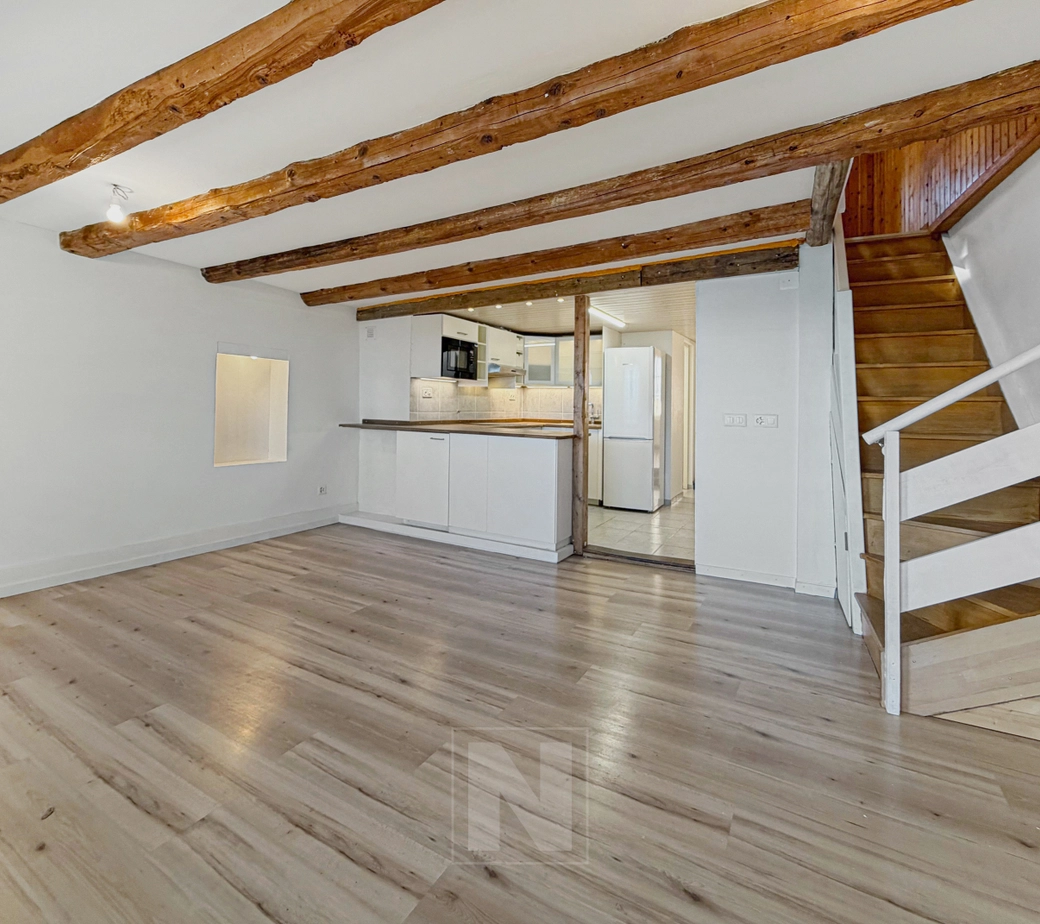 Orbe, maison mitoyenne d'environ 215 m2 composée de deux logements