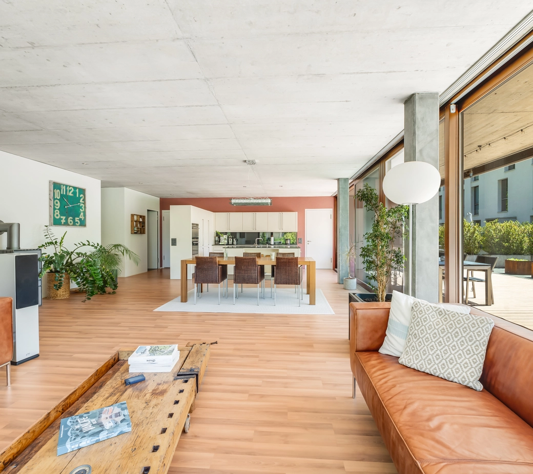 Helle Parterre-Wohnung mit beeindruckendem Sitzplatz und Aussicht in 6440 Ingenbohl-Brunnen