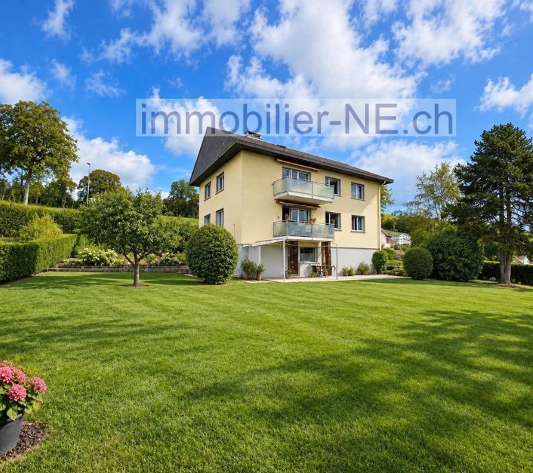 Maison individuelle composée de deux appartements avec grand jardin et deux garages