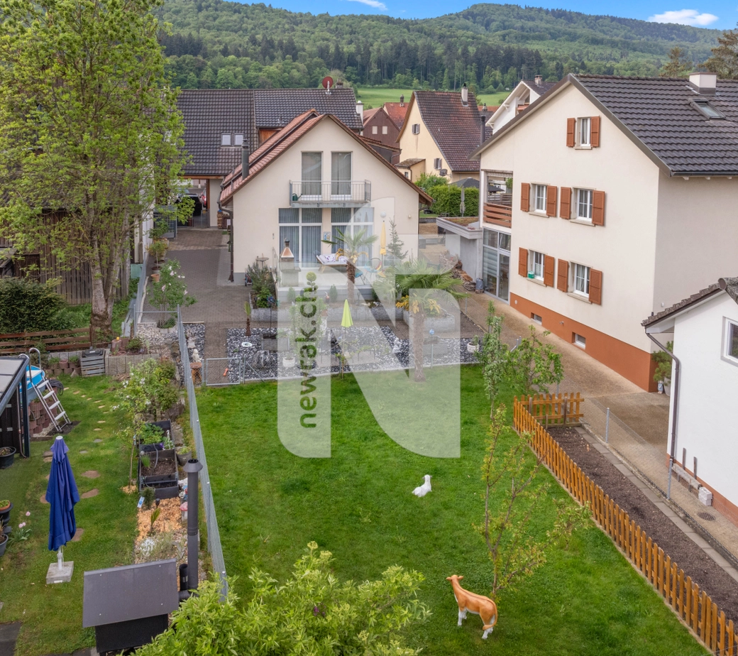 Grosszügiges, modernes Einfamilienhaus mit gepflegtem Garten in ruhiger Lage