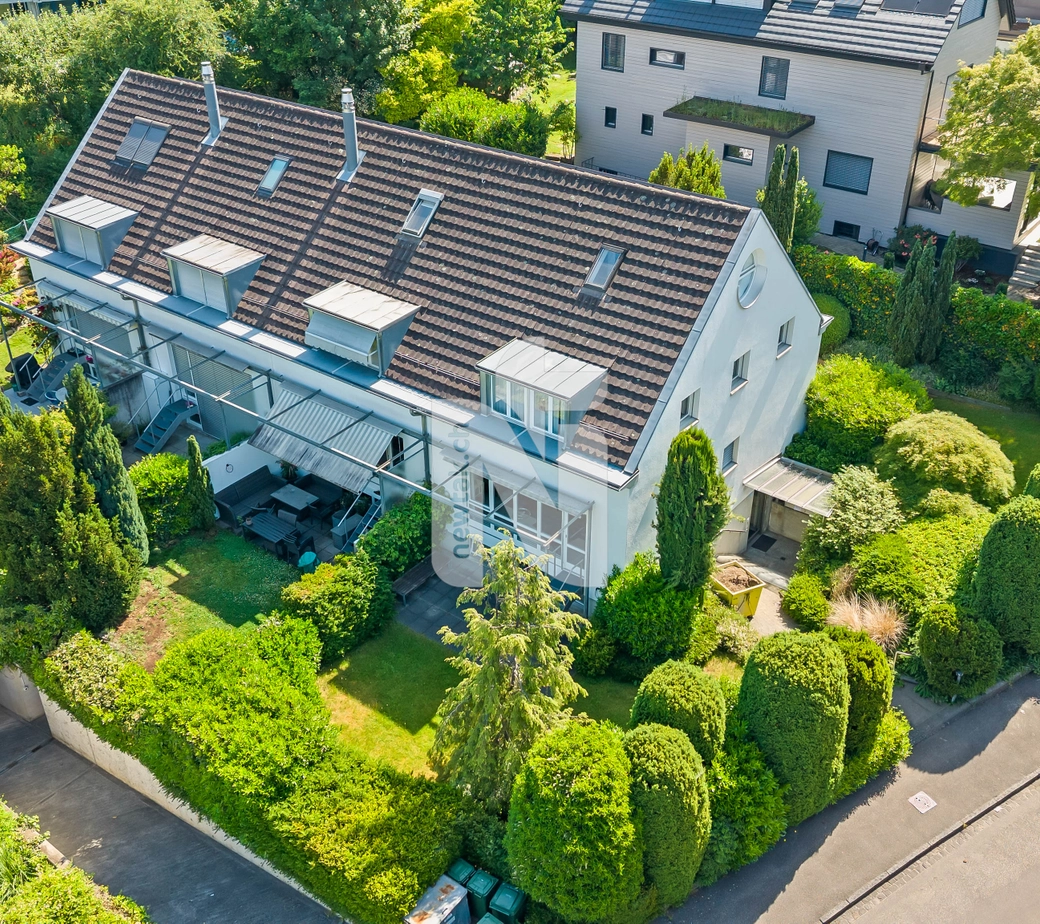 Familienfreundliches Reiheneckhaus mit idyllischem Garten und Weitsicht bis nach Basel
