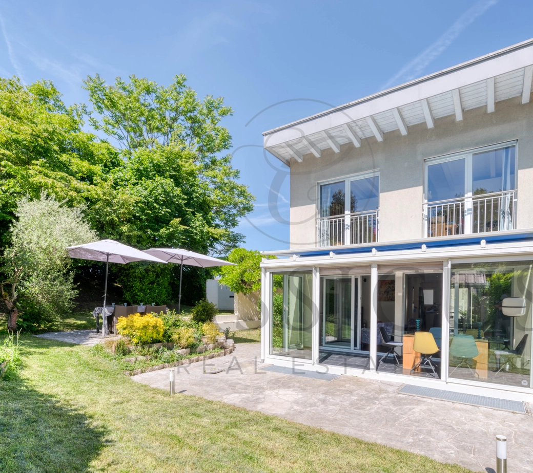 Maison familiale en pignon avec jardin privatif, véranda et 4 stationnements