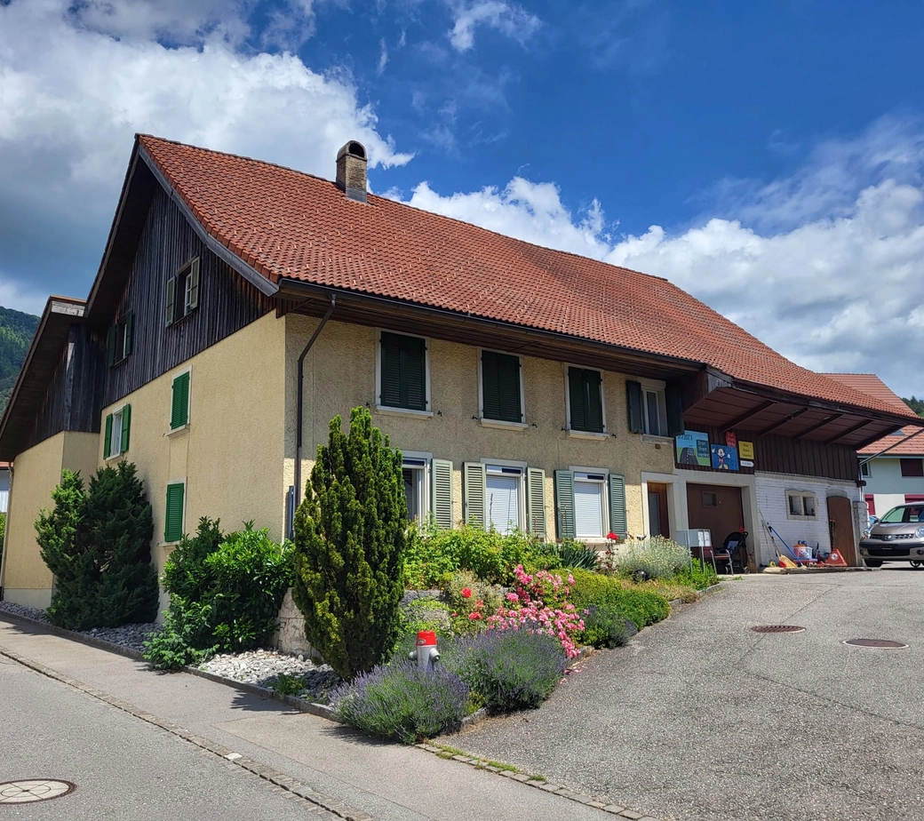 Bauernhaus mit Garten, Parkplätzen und grosser Ausbaureserve – ideal als Generationenhaus