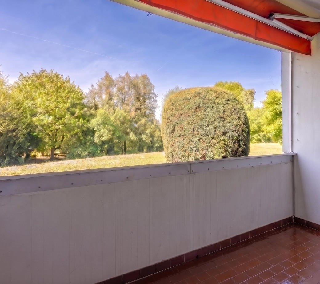 Au cœur d’un environnement verdoyant, découvrez ce spacieux 4,5 pièces avec balcon.