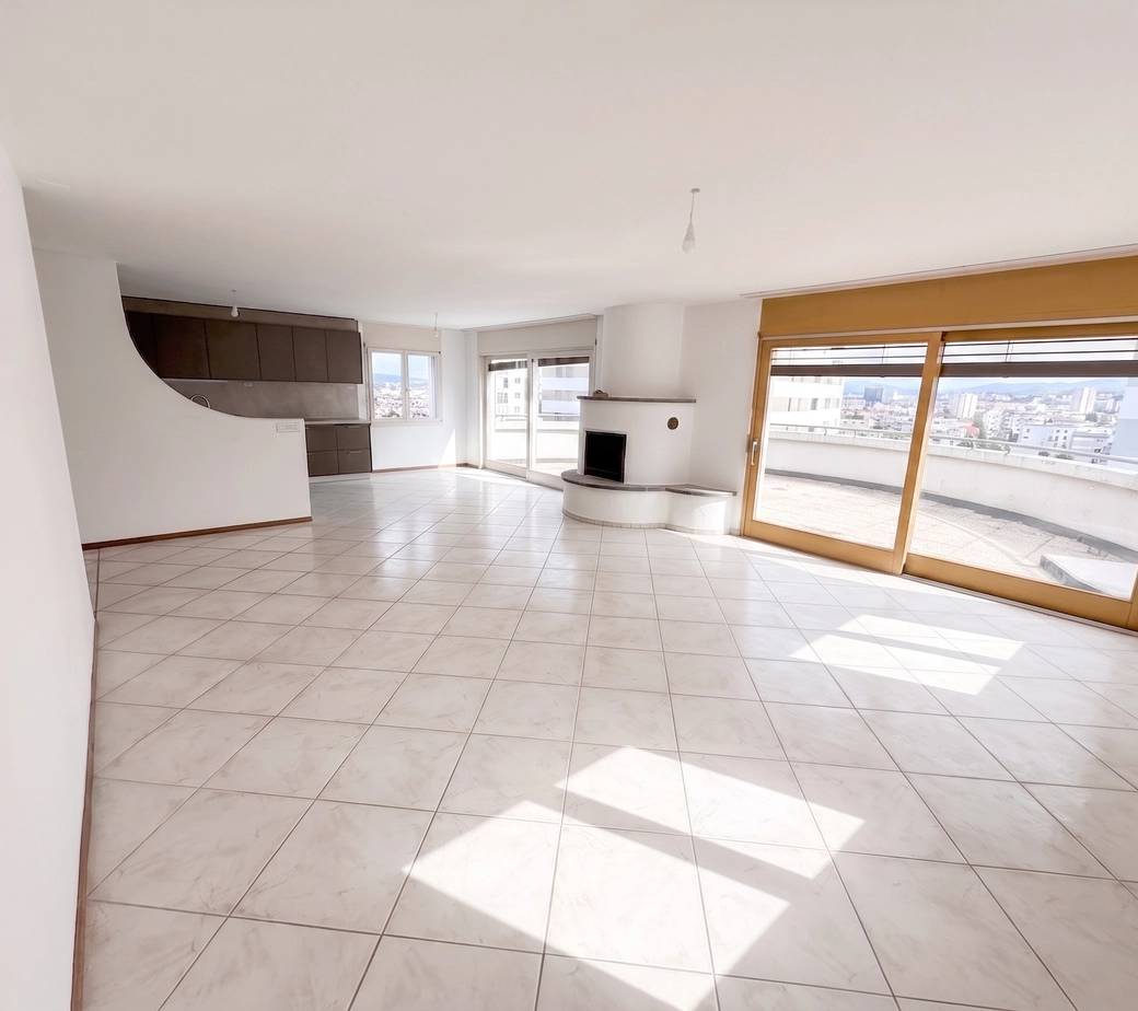 Spacieux appartement de 5.5 pièces au dernier étage avec terrasse et balcons – Conthey
