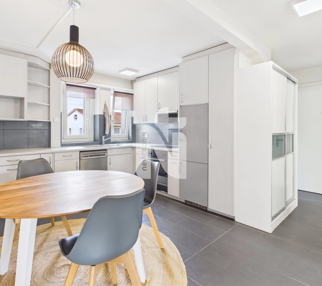 Grosszügig und lichtdurchflutet: 4.5-Zimmer-Wohnung mit Sauna, Balkon und Tiefgaragenplatz