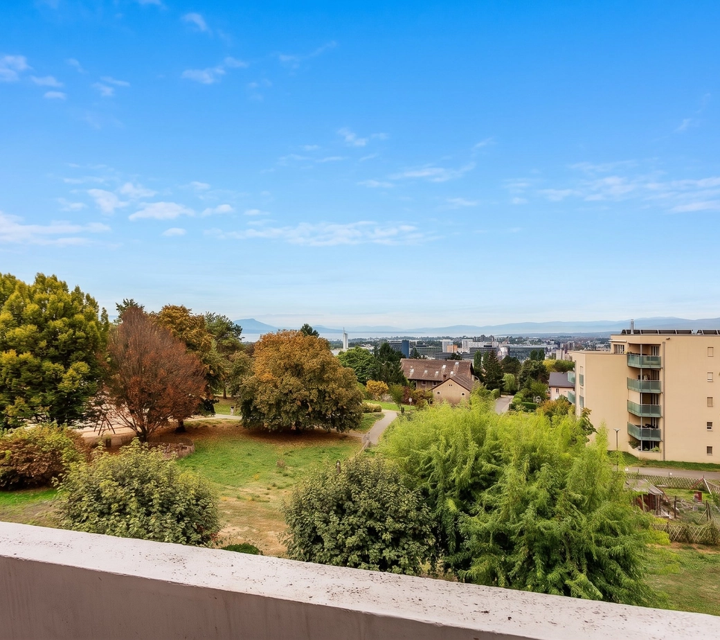 Coup de cœur avec vue sur le lac et un beau potentiel de rénovation.