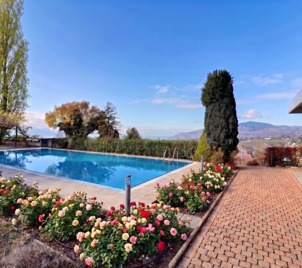 VILLA D'ARCHITECTE COMPOSEE DE 3 APPARTEMENTS AVEC UNE PISCINE ET UNE TRES BELLE VUE SUR LE LAC