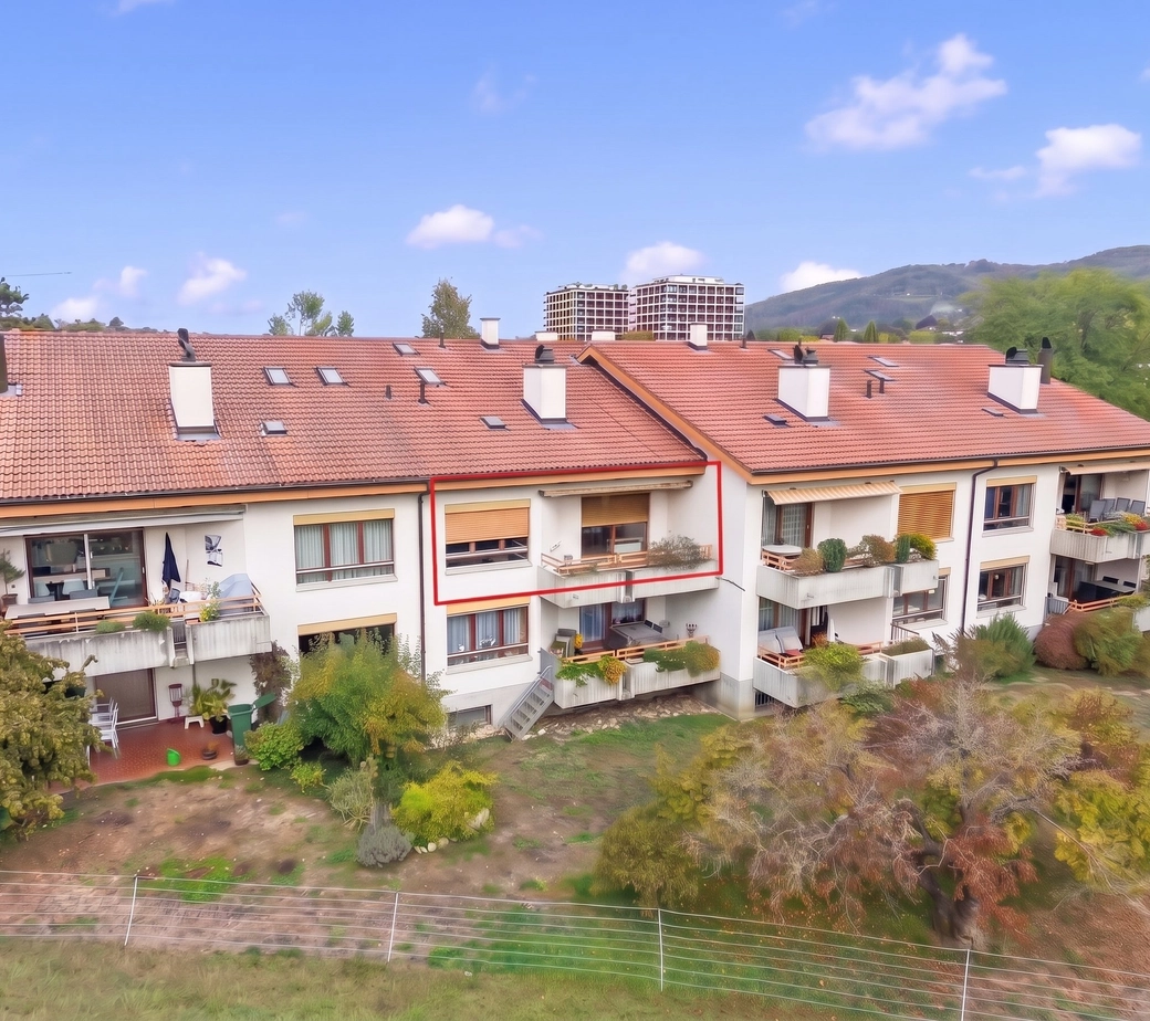 Ruhig, zentral, mit Lift, Hobbyraum und Tiefgaragenplatz - Rundumblick ins Grüne