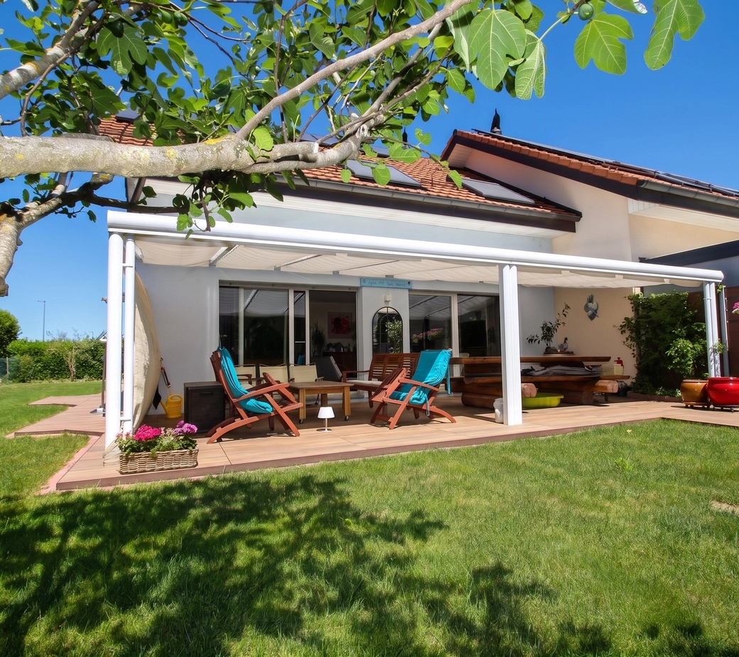 Villa jumelle avec belle terrasse et jardin