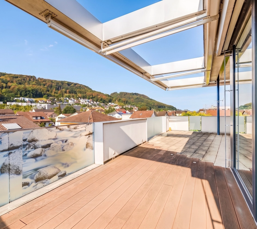 Exklusive Attikawohnung mit direktem Liftzugang, grosszügiger Terrasse, traumhafter Weitsicht und zwei Tiefgaragenplätzen