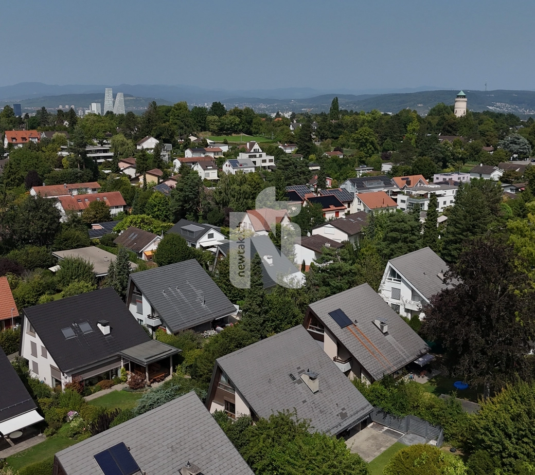 Freistehendes 6.5-Zimmer-Einfamilienhaus auf vier Etagen mit grossem Garten, Garage und Wellnessbereich in ruhiger, exklusiver Lage auf dem Bruderholz