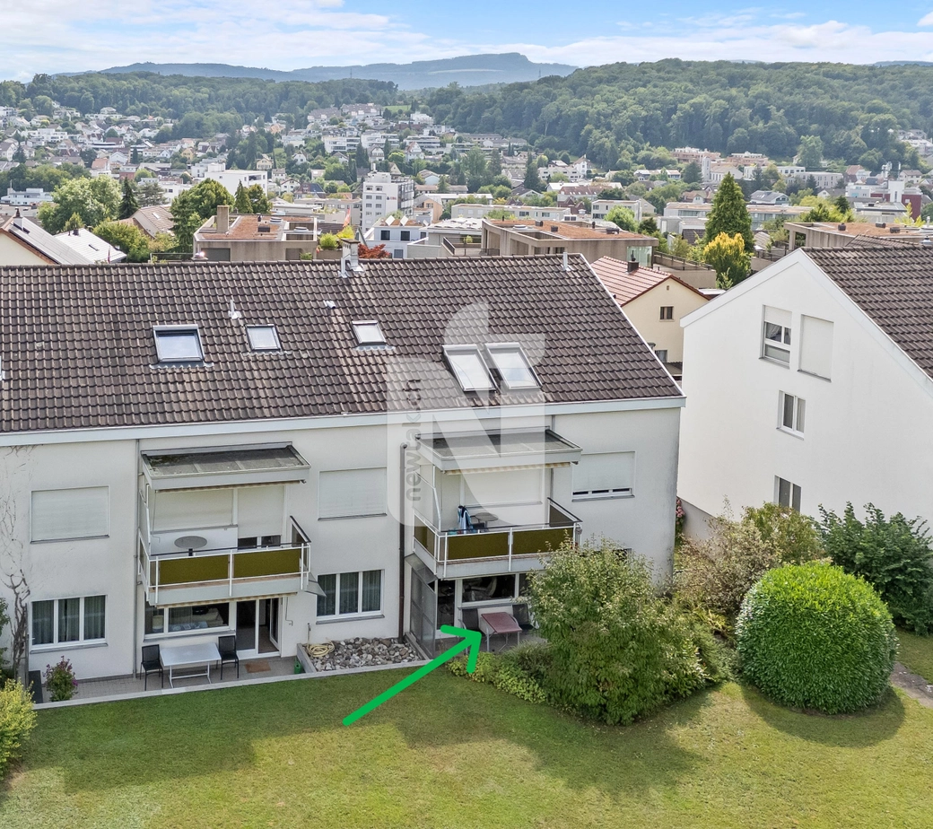 Attraktive 3.5-Zimmerwohnung im Erdgeschoss mit Sitzplatz, grossem Gemeinschaftsgarten, Hobbyraum und Tiefgaragenplatz