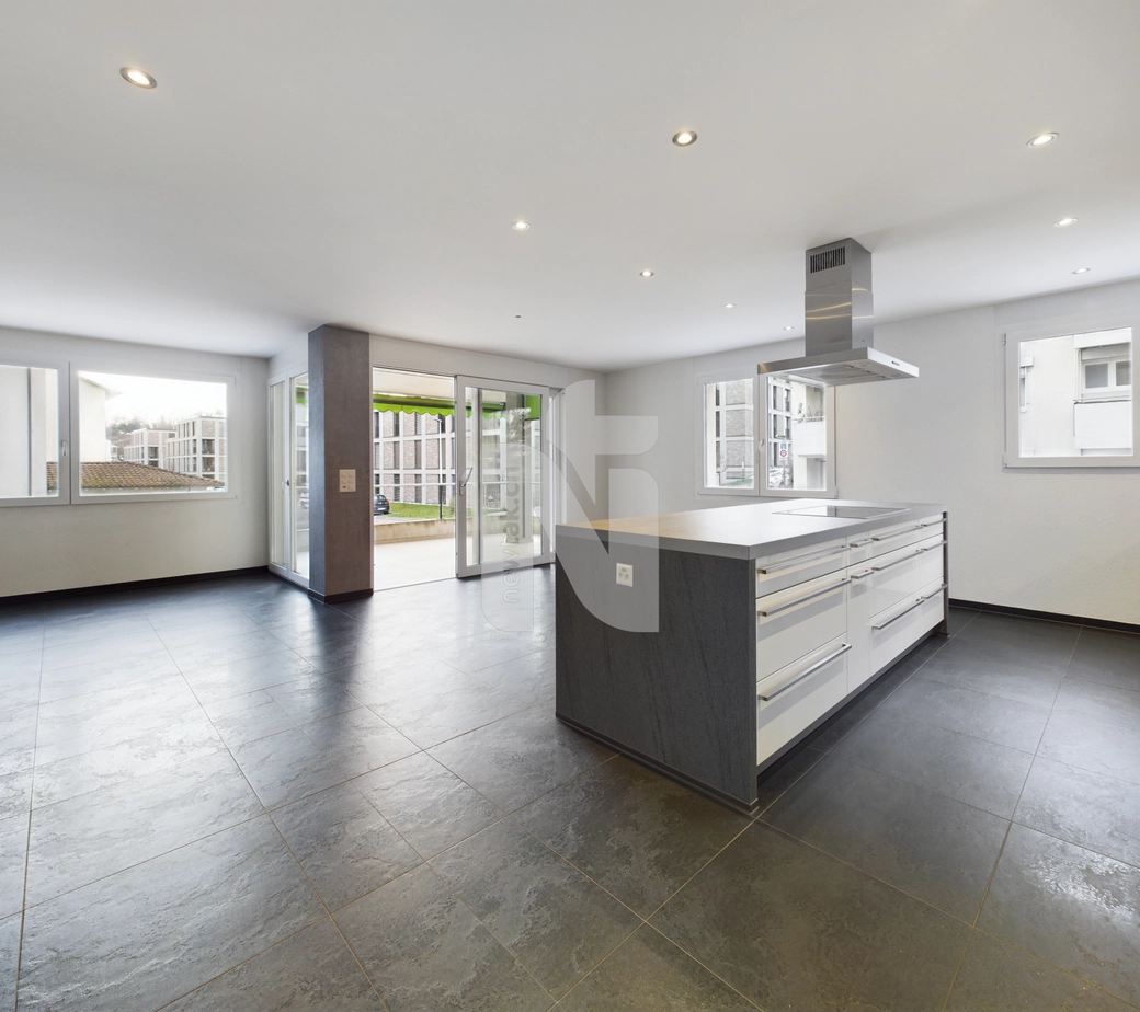 Zentral, hell und modern mit grossem Balkon