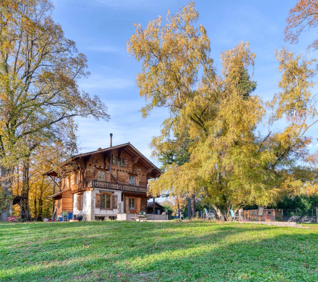 Bellevue – Chalet de 1927 rénové, parc privé de 4’088 m² et dépendance