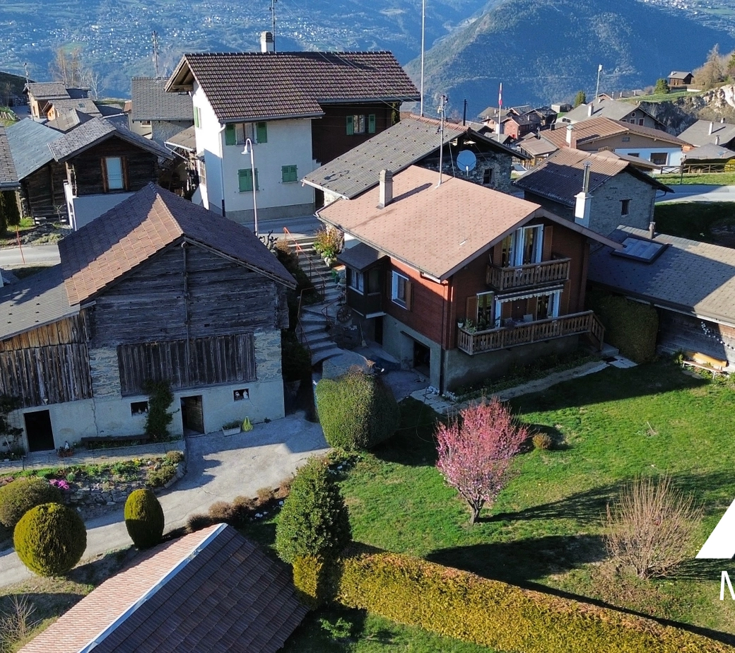 CHALET 4.5 PCES - 122 M2 + NOMBREUSES DÉPENDANCES