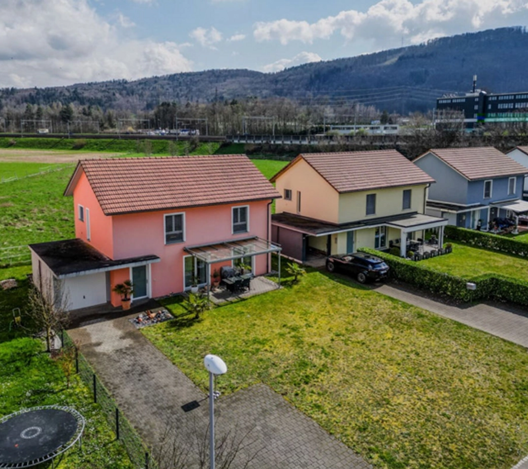 Familienfreundlich an sonniger Lage mit grossem Garten und Garage