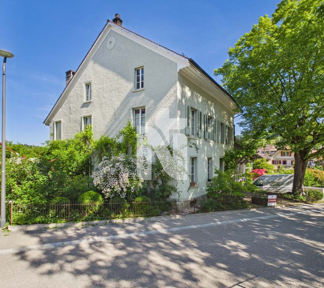 Stilvolles Haus mit Ökonomiegebäude, Atelier, Garten und Carport