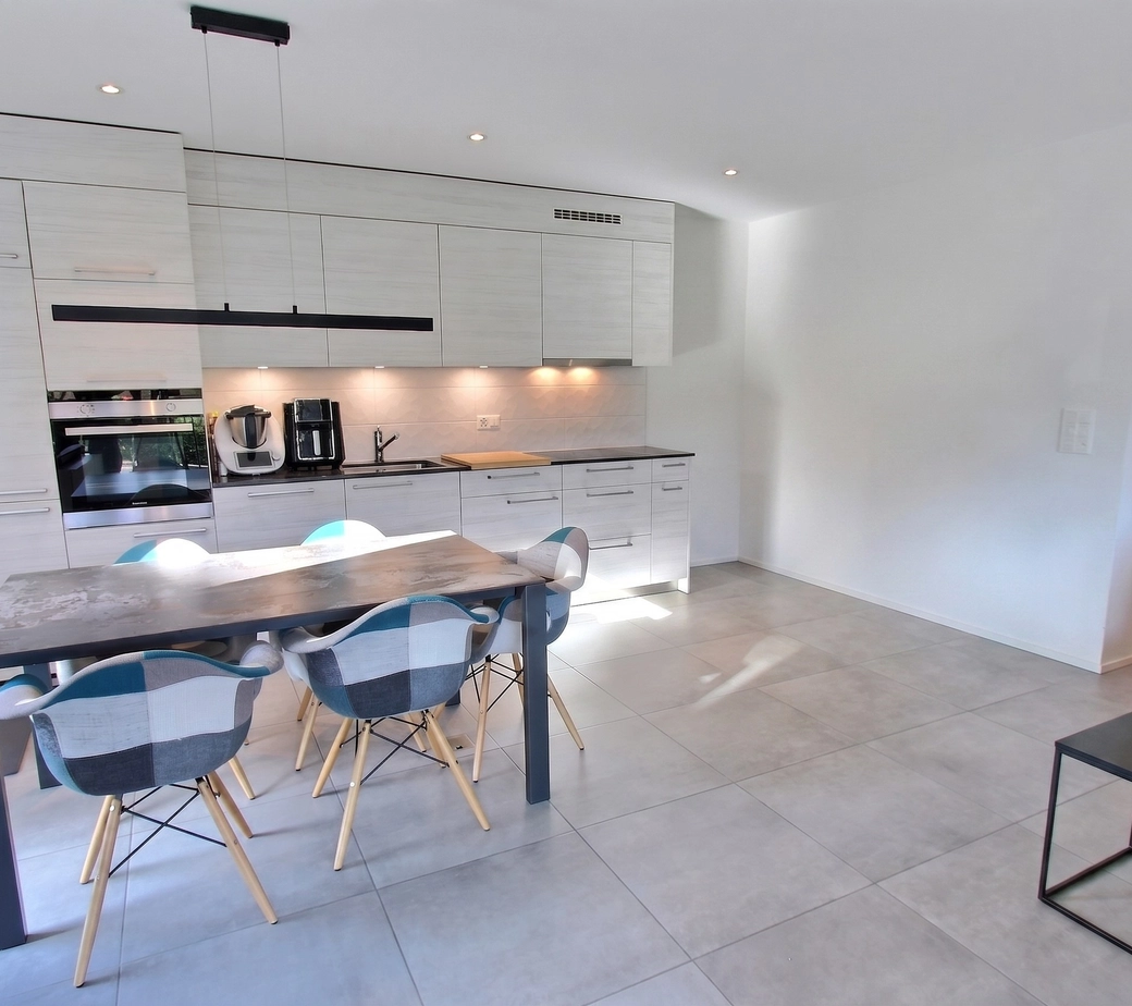 Spacieux et récent appartement de 2,5 pièces