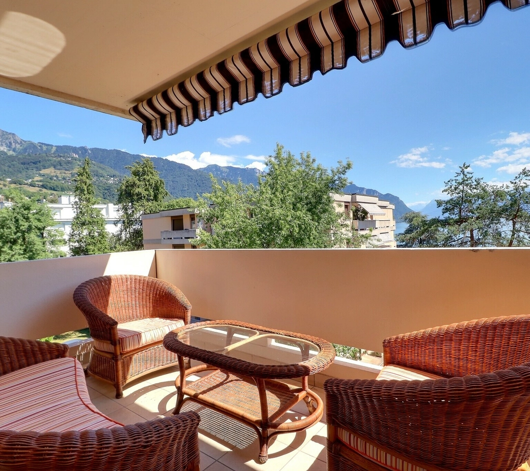 APPARTEMENT DE 1,5 PIECES IDEALEMENT SITUE AVEC TRES BELLE VUE DAGAGEE SUR LE LAC ET LES MONTAGNES A 150 M DES QUAIS DE MONTREUX